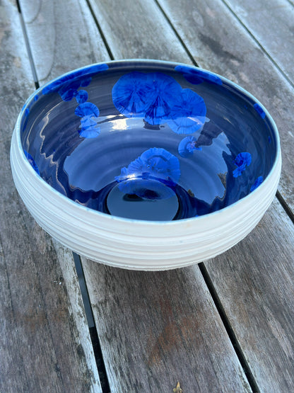 Porcelain dish with crystalline glaze on the inside - Schaal met kristalglazuren