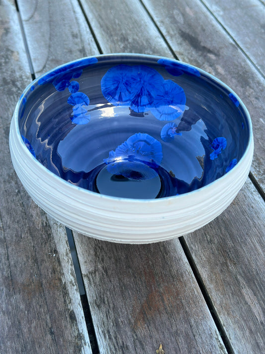 Porcelain dish with crystalline glaze on the inside - Schaal met kristalglazuren